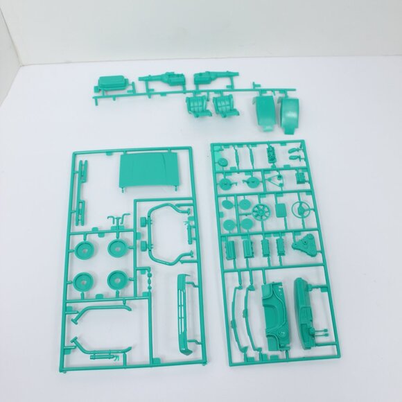 Toyota 1992 4X4 Pickup Truck 1/20 Lindberg Vintage Model Kit #72506 - Picture 13 of 14